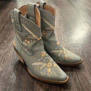 Dingo Light Blue Floral Size 9.5 Cowboy Boots
